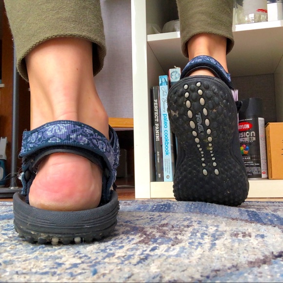 Teva Hurricane Sandals with Blue Hibiscus Straps - Picture 6 of 14